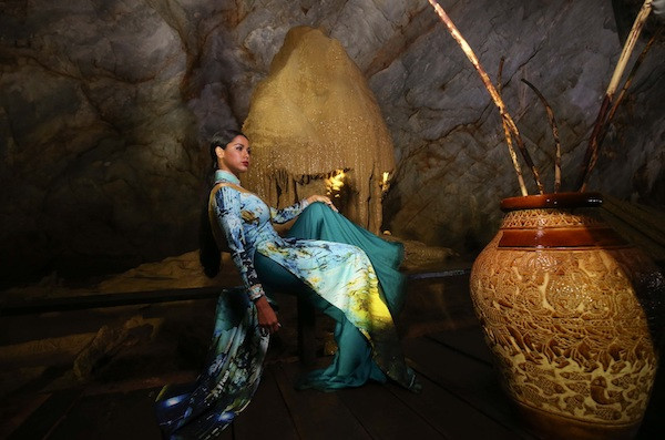 Các hoa hậu khoe dáng bên tà áo dài Việt Nam. Các hoa hậu khoe dáng bên tà áo dài Việt Nam.