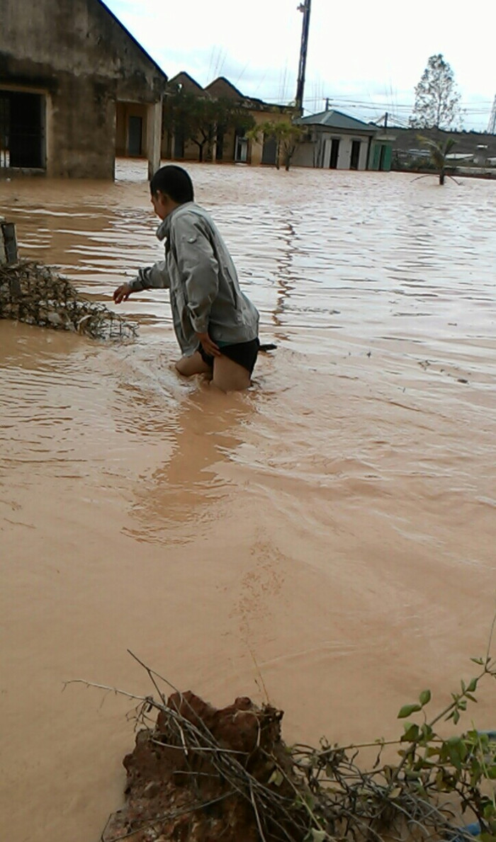 Nhân viên MobiFone vượt lũ vào ứng cứu trạm Nhân viên MobiFone vượt lũ vào ứng cứu trạm