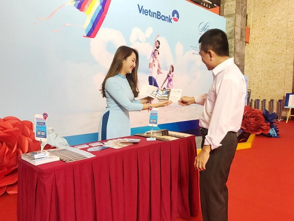 Cán bộ VietinBank giới thiệu thông tin về chương trình tới khách hàng.