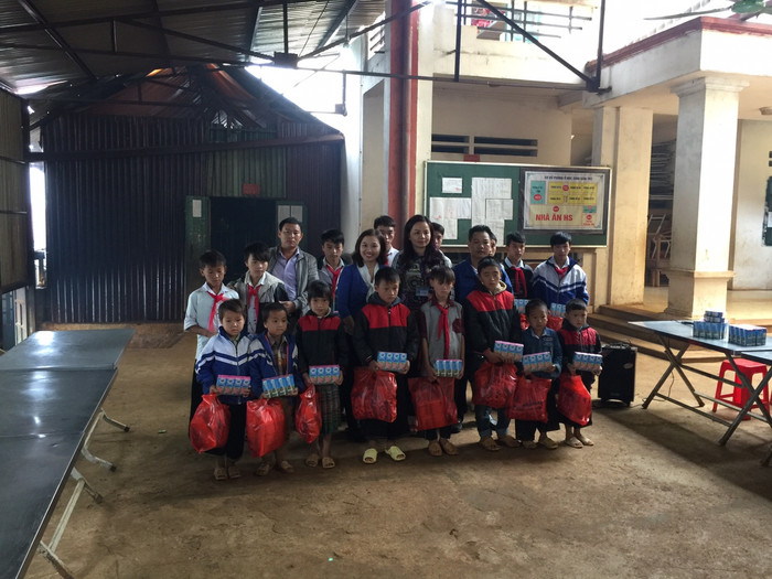 Ngoài sữa, các em còn được hỗ trợ các nhu yếu phẩm như gạo, quần áo, bánh kẹo. Ngoài sữa, các em còn được hỗ trợ các nhu yếu phẩm như gạo, quần áo, bánh kẹo.