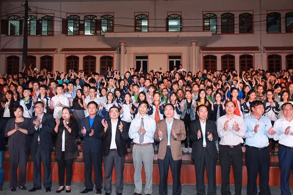 Các đại biểu cùng phát động cuộc thi Biến đổi khí hậu với cuộc sống với chủ đề “Lũ lụt, hạn hán và hành động của chúng ta” tại Đại học Thái Nguyên