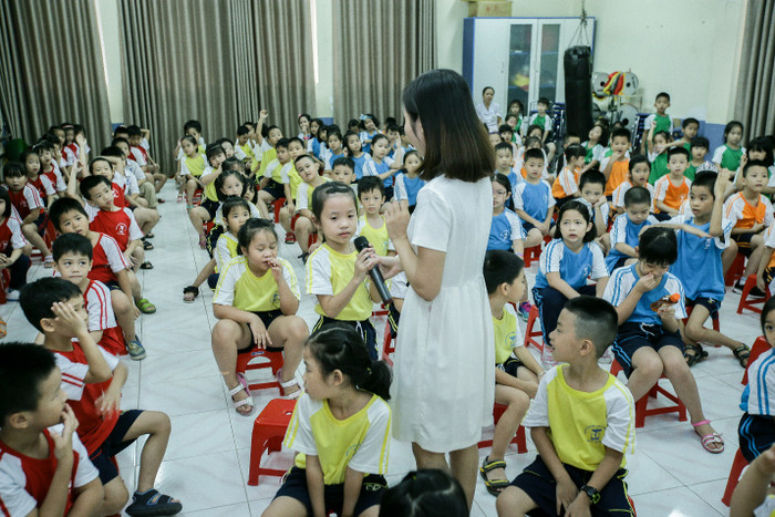 Các em nhỏ hào hứng giơ tay trả lời những câu hỏi thú vị về cách chăm sóc răng miệng Các em nhỏ hào hứng giơ tay trả lời những câu hỏi thú vị về cách chăm sóc răng miệng