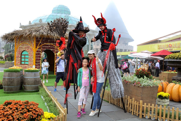Lễ hội hóa trang Halloween bao năm nay đã trở thành “đặc sản” của khu du lịch Sun World Ba Na Hills. Ngoài không gian đậm đặc “chất” Halloween không nơi đâu có, Sun World Ba Na Hills còn mê hoặc du khách bởi rất nhiều trò vui “khó đụng hàng”. Lễ hội hóa trang Halloween bao năm nay đã trở thành “đặc sản” của khu du lịch Sun World Ba Na Hills. Ngoài không gian đậm đặc “chất” Halloween không nơi đâu có, Sun World Ba Na Hills còn mê hoặc du khách bởi rất nhiều trò vui “khó đụng hàng”.