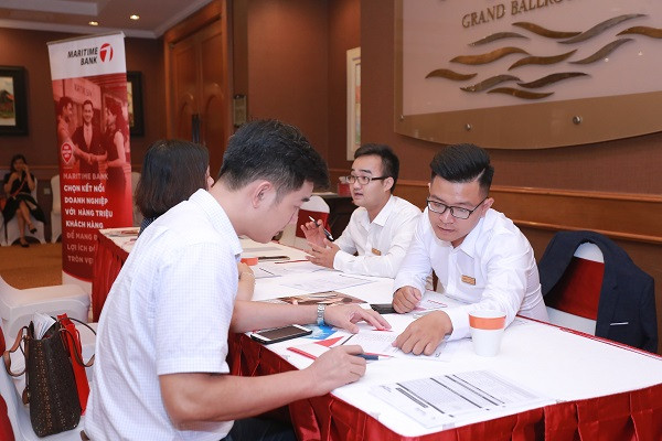 Khách hàng nghe tư vấn về cộng đòng JOY Maritime Bank Khách hàng nghe tư vấn về cộng đòng JOY Maritime Bank