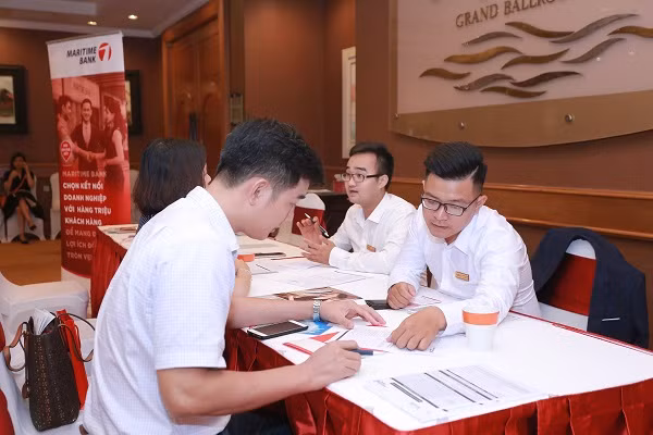 Khách hàng nghe tư vấn về cộng đòng JOY Maritime Bank