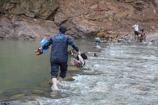 Hành trình đến với từng hộ dân không hề dễ dàng Hành trình đến với từng hộ dân không hề dễ dàng