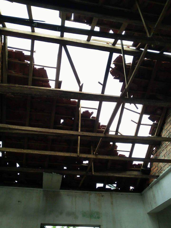 Nhà nội trú của cán bộ, giáo viên bị tốc mái, sập hoàn toàn bếp và công trình phụ Nhà nội trú của cán bộ, giáo viên bị tốc mái, sập hoàn toàn bếp và công trình phụ