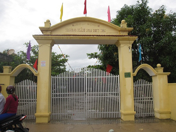 Cổng trường khóa ngoài Cổng trường khóa ngoài