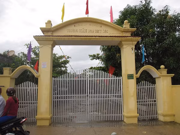 Cổng trường khóa ngoài