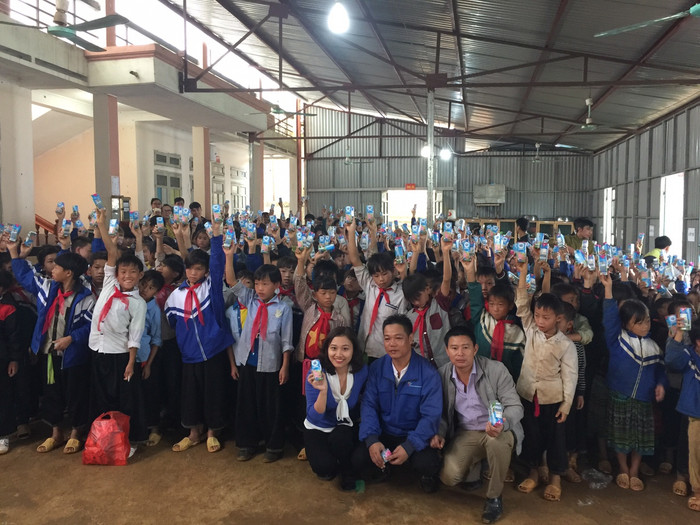 Dù còn chịu ảnh hưởng do mưa lũ nhưng các em học sinh vẫn phấn khởi tới trường. Dù còn chịu ảnh hưởng do mưa lũ nhưng các em học sinh vẫn phấn khởi tới trường.