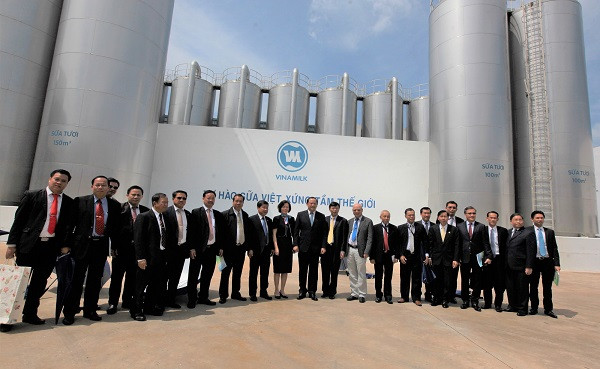 Các đại biểu đi tham quan nhà máy Sữa Việt Nam của Vinamilk