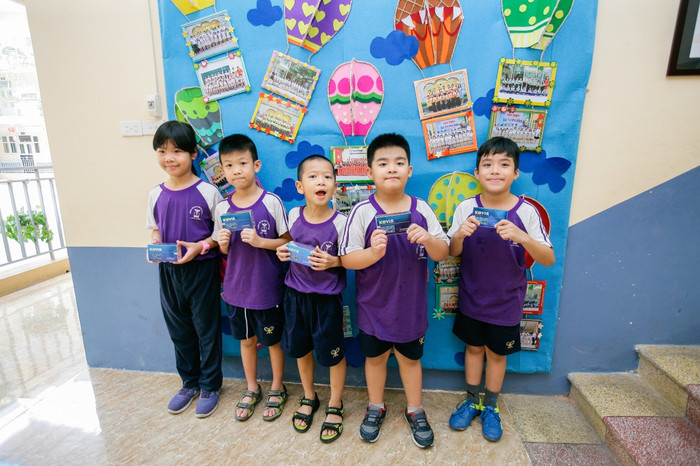 Các bé rất vui khi được tặng viên uống KOVIR