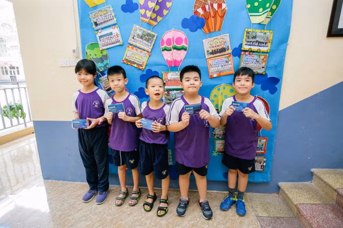 Các bé rất vui khi được tặng viên uống KOVIR Các bé rất vui khi được tặng viên uống KOVIR