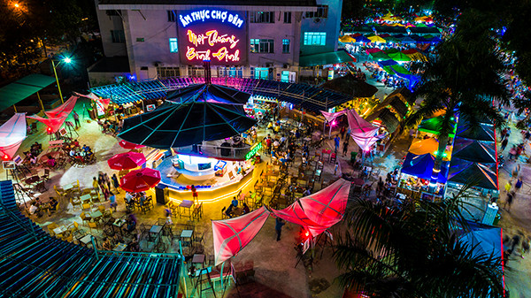 Khu ẩm thực và sân khấu biểu diễn nghệ thuật