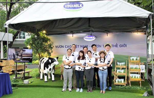 Sự nhiệt tình, thân thiện của nhân viên Vinamilk để lại nhiều ấn tượng đẹp. Sự nhiệt tình, thân thiện của nhân viên Vinamilk để lại nhiều ấn tượng đẹp.