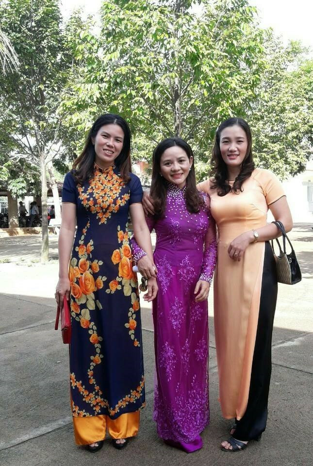 Cô Lê Văn Thị Thanh Duyên (đứng giữa) cùng đồng nghiệp Trường Trung học cơ sở Cư Đrăm Cô Lê Văn Thị Thanh Duyên (đứng giữa) cùng đồng nghiệp Trường Trung học cơ sở Cư Đrăm