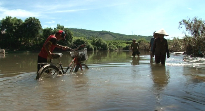 Lội qua suối sẽ nhanh hơn đi đường vòng nên người dân và cả các em học sinh đều chọn cách này Lội qua suối sẽ nhanh hơn đi đường vòng nên người dân và cả các em học sinh đều chọn cách này