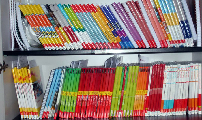 Sách giáo khoa ở thư viện của một trường trung học cơ sở tại tiểu bang Baden-Wuertemberg