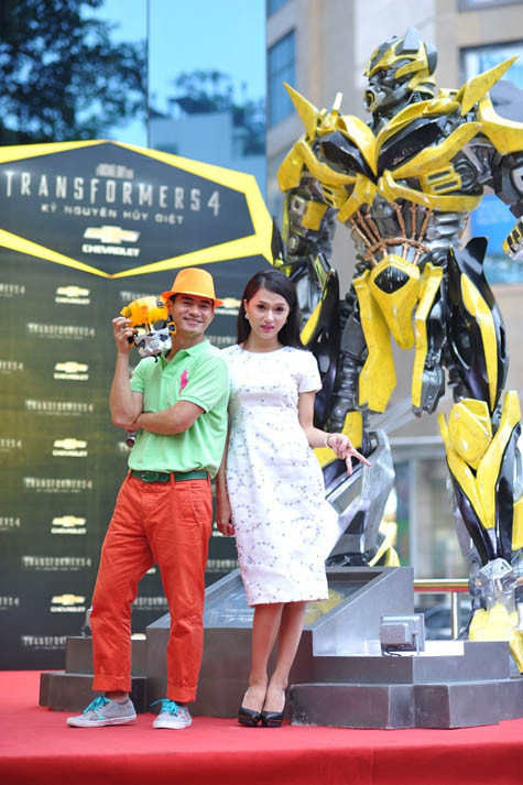 Hương Giang Idol nữ tính tạo dáng bên danh hài Xuân Bắc