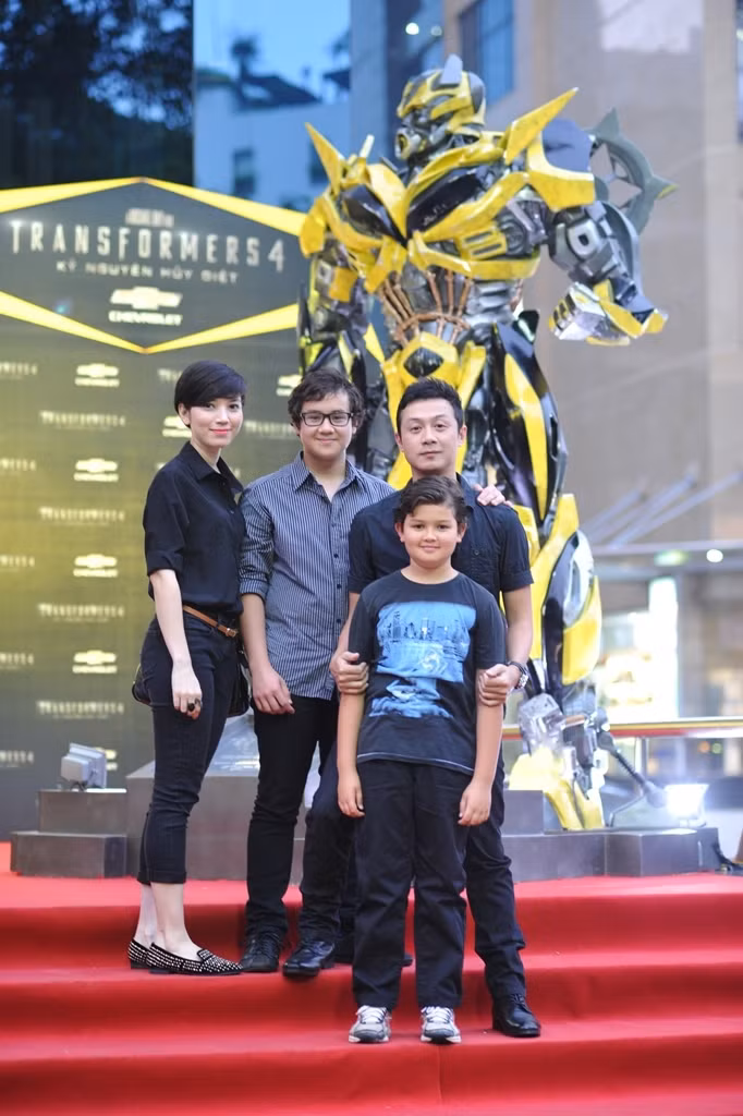 MC Anh Tuấn cùng vợ và hai con trai đi xem phim