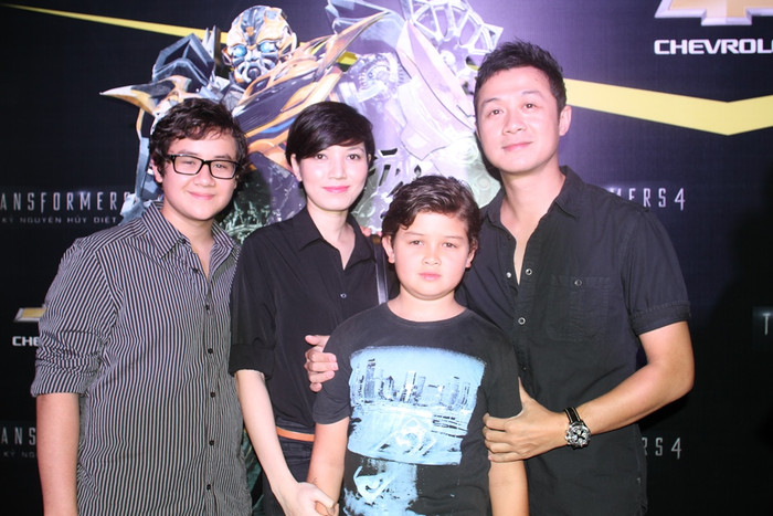 Lần xuất hiện hiếm hoi của vợ mới MC Anh Tuấn và hai con trai