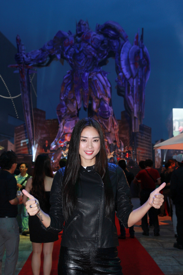 Ngô Thanh Vân ngầu với cả cây da.