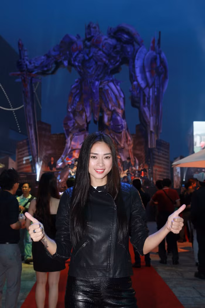 Ngô Thanh Vân ngầu với cả cây da.