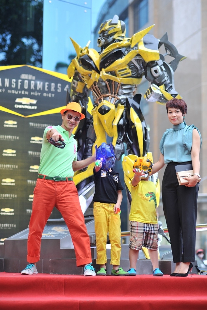 Gia đình Xuân Bắc tạo dáng chụp ảnh