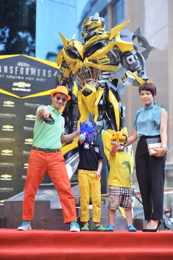 Gia đình Xuân Bắc tạo dáng chụp ảnh