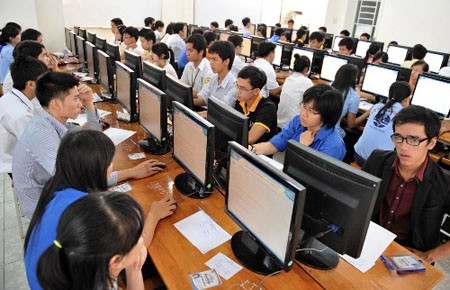 Các thí sinh tham gia kỳ thi tuyển công chức tỉnh Quảng Ngãi năm 2017. (Ảnh: quangngai.gov.vn) Các thí sinh tham gia kỳ thi tuyển công chức tỉnh Quảng Ngãi năm 2017. (Ảnh: quangngai.gov.vn)