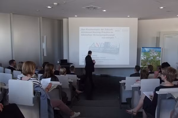 Giáo viên tham dự khóa học bồi dưỡng chuyên môn.