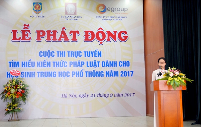 Cũng tại buổi lễ, em Uông Thu Hằng lớp 12 văn, Trường Trung học phổ thông chuyên Nguyễn Huệ, đại diện học sinh thành phố Hà Nội đã phát biểu hưởng ứng cuộc thi với niềm phấn khởi, hào hứng. Em Hằng khẳng định, bên cạnh việc học tập, cuộc thi giúp các em tìm hiểu sâu sắc hơn các quy định của pháp luật, đây sẽ là hành trang quý báu trên con đường vào đời của các em. Cũng tại buổi lễ, em Uông Thu Hằng lớp 12 văn, Trường Trung học phổ thông chuyên Nguyễn Huệ, đại diện học sinh thành phố Hà Nội đã phát biểu hưởng ứng cuộc thi với niềm phấn khởi, hào hứng. Em Hằng khẳng định, bên cạnh việc học tập, cuộc thi giúp các em tìm hiểu sâu sắc hơn các quy định của pháp luật, đây sẽ là hành trang quý báu trên con đường vào đời của các em.
