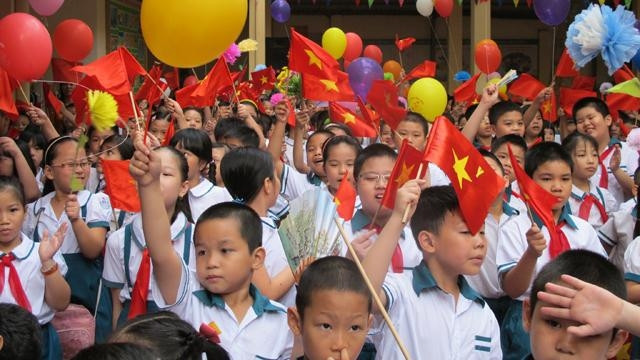 Vẫn có những ngôi trường miễn nhiễm với hai từ "lạm thu". (Ảnh minh họa: Báo Nhân Dân) Vẫn có những ngôi trường miễn nhiễm với hai từ "lạm thu". (Ảnh minh họa: Báo Nhân Dân)