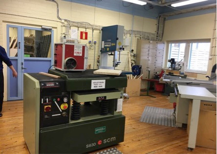 Phòng học cơ khí của học sinh lớp 7 Phòng học cơ khí của học sinh lớp 7