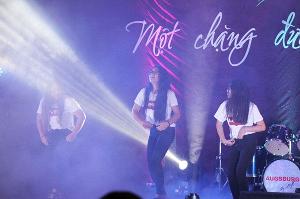 Điệu nhảy “Hip Hop” của các bạn trẻ Ausburg