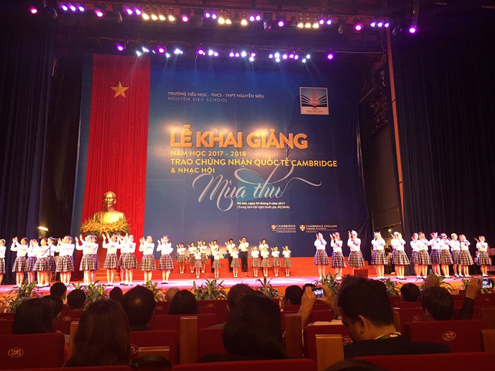 Phần biểu diễn hợp xướng Acapella đầy thu hút của các học sinh. Phần biểu diễn hợp xướng Acapella đầy thu hút của các học sinh.