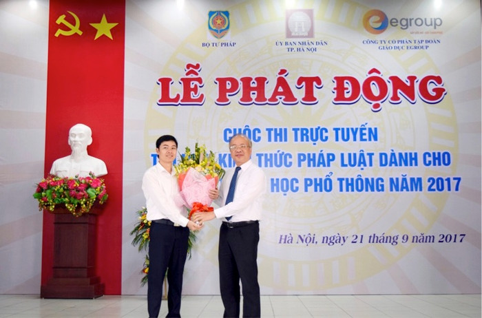 Thứ trưởng Bộ Tư pháp – ông Phan Chí Hiếu tặng hoa Đại diện Tập đoàn Giáo dục Egroup. Thứ trưởng Bộ Tư pháp – ông Phan Chí Hiếu tặng hoa Đại diện Tập đoàn Giáo dục Egroup.