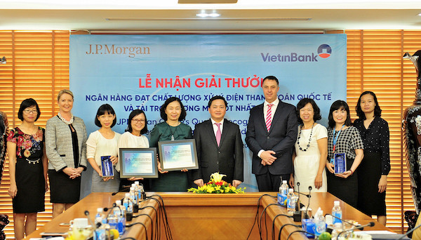 Ban Lãnh đạo VietinBank và JPMorgan Chase chúc mừng VietinBank đạt 2 giải thưởng quan trọng Ban Lãnh đạo VietinBank và JPMorgan Chase chúc mừng VietinBank đạt 2 giải thưởng quan trọng