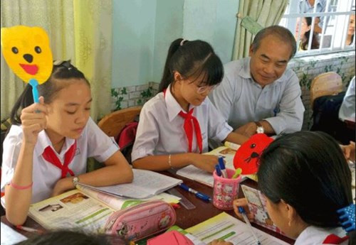 Thày Nguyễn Vinh Hiển dự một tiết học tại Trường Trung học cơ sở Vũng Tàu khi còn là Thứ trưởng Bộ Giáo dục và Đào tạo. Ảnh: MINH THIÊN / chauduc.baria-vungtau.gov.vn. Thày Nguyễn Vinh Hiển dự một tiết học tại Trường Trung học cơ sở Vũng Tàu khi còn là Thứ trưởng Bộ Giáo dục và Đào tạo. Ảnh: MINH THIÊN / chauduc.baria-vungtau.gov.vn.