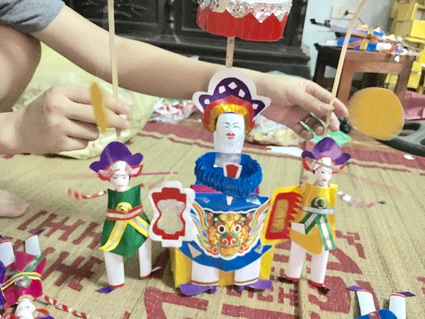 Ông Tiến sĩ và hai ông đánh gậy là món đồ chơi quen thuộc trong dịp Tết Trung thu trước đây. (Ảnh: Hồ Thu) Ông Tiến sĩ và hai ông đánh gậy là món đồ chơi quen thuộc trong dịp Tết Trung thu trước đây. (Ảnh: Hồ Thu)