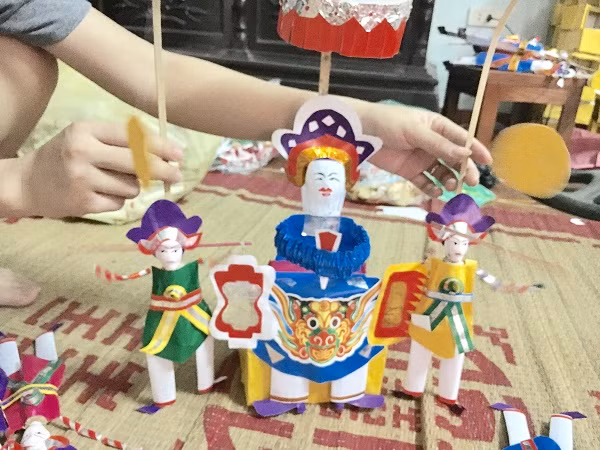 Ông Tiến sĩ và hai ông đánh gậy là món đồ chơi quen thuộc trong dịp Tết Trung thu trước đây. (Ảnh: Hồ Thu)