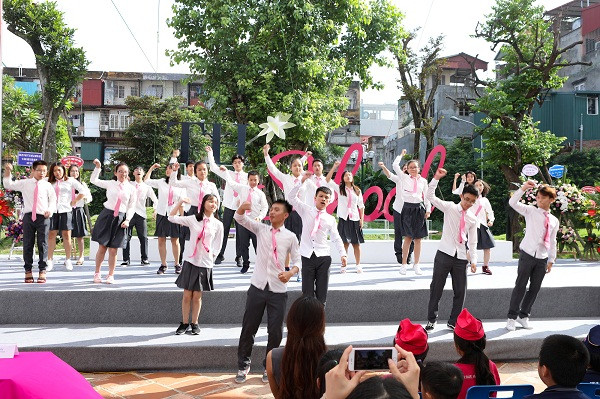 Các tiết mục biểu diễn văn nghệ sôi động trong lễ khai giảng. Các tiết mục biểu diễn văn nghệ sôi động trong lễ khai giảng.