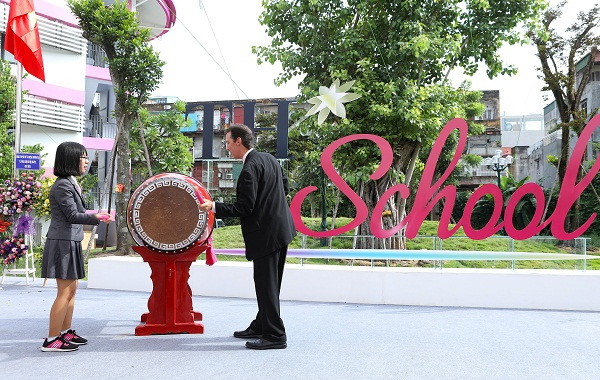 Em Lê Hồng Thụy, Chủ tịch Hội đồng học sinh đã cùng với thầy Pete Kenedy, Tổng Hiệu trưởng Hệ thống Trường TH School thực hiện nghi thức vô cùng ý nghĩa: Đánh trống Khai trường. Em Lê Hồng Thụy, Chủ tịch Hội đồng học sinh đã cùng với thầy Pete Kenedy, Tổng Hiệu trưởng Hệ thống Trường TH School thực hiện nghi thức vô cùng ý nghĩa: Đánh trống Khai trường.