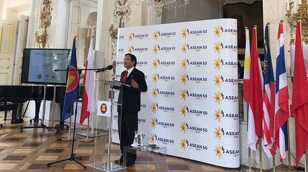 Đại sứ Vũ Đăng Dũng trình bày tham luận tại hội thảo.