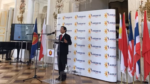 Đại sứ Vũ Đăng Dũng trình bày tham luận tại hội thảo.