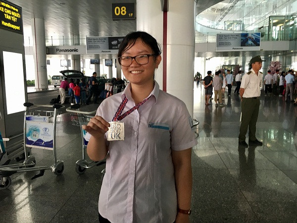 Thảo vui mừng với chiếc Huy chương Bạc vượt quá mong đợi của bản thân trong lần đầu thi Olympic Quốc tế. (Ảnh: Vương Thuỷ) Thảo vui mừng với chiếc Huy chương Bạc vượt quá mong đợi của bản thân trong lần đầu thi Olympic Quốc tế. (Ảnh: Vương Thuỷ)