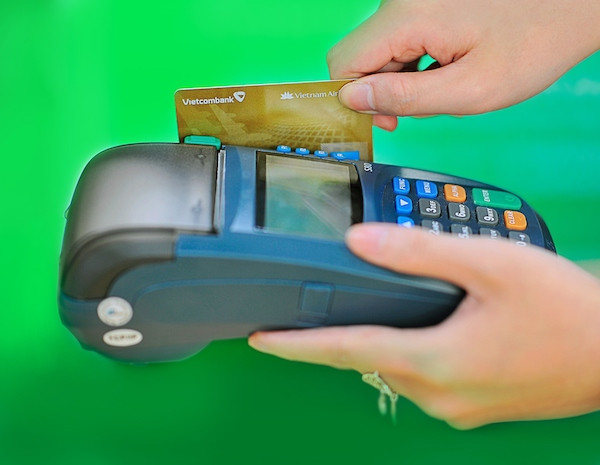 Thẻ Vietcombank sử dụng trên máy POS. Thẻ Vietcombank sử dụng trên máy POS.