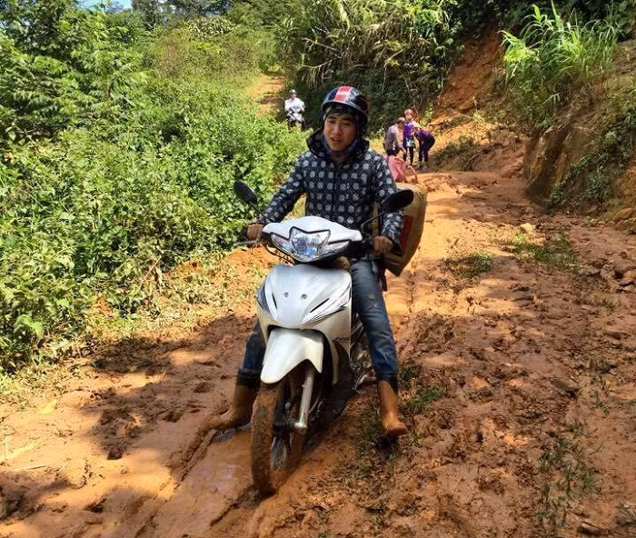Gian nan trên chặng đường đi vào bản không ngăn nổi những chuyến xe nhiệt huyết của tuổi trẻ.