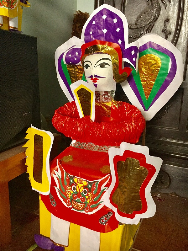 Ông Tiến sĩ được làm cỡ lớn dành cho các mâm cỗ trông trăng của các thôn. (Ảnh: Hồ Thu) Ông Tiến sĩ được làm cỡ lớn dành cho các mâm cỗ trông trăng của các thôn. (Ảnh: Hồ Thu)