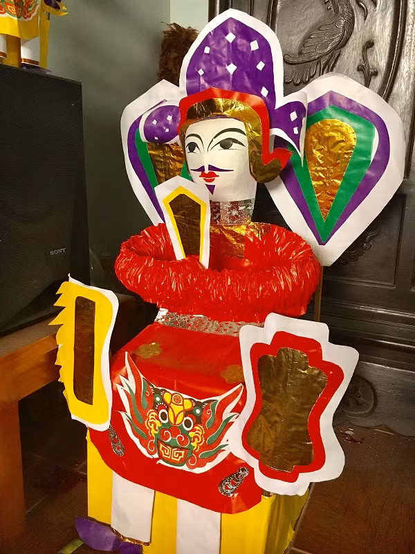 Ông Tiến sĩ được làm cỡ lớn dành cho các mâm cỗ trông trăng của các thôn. (Ảnh: Hồ Thu)